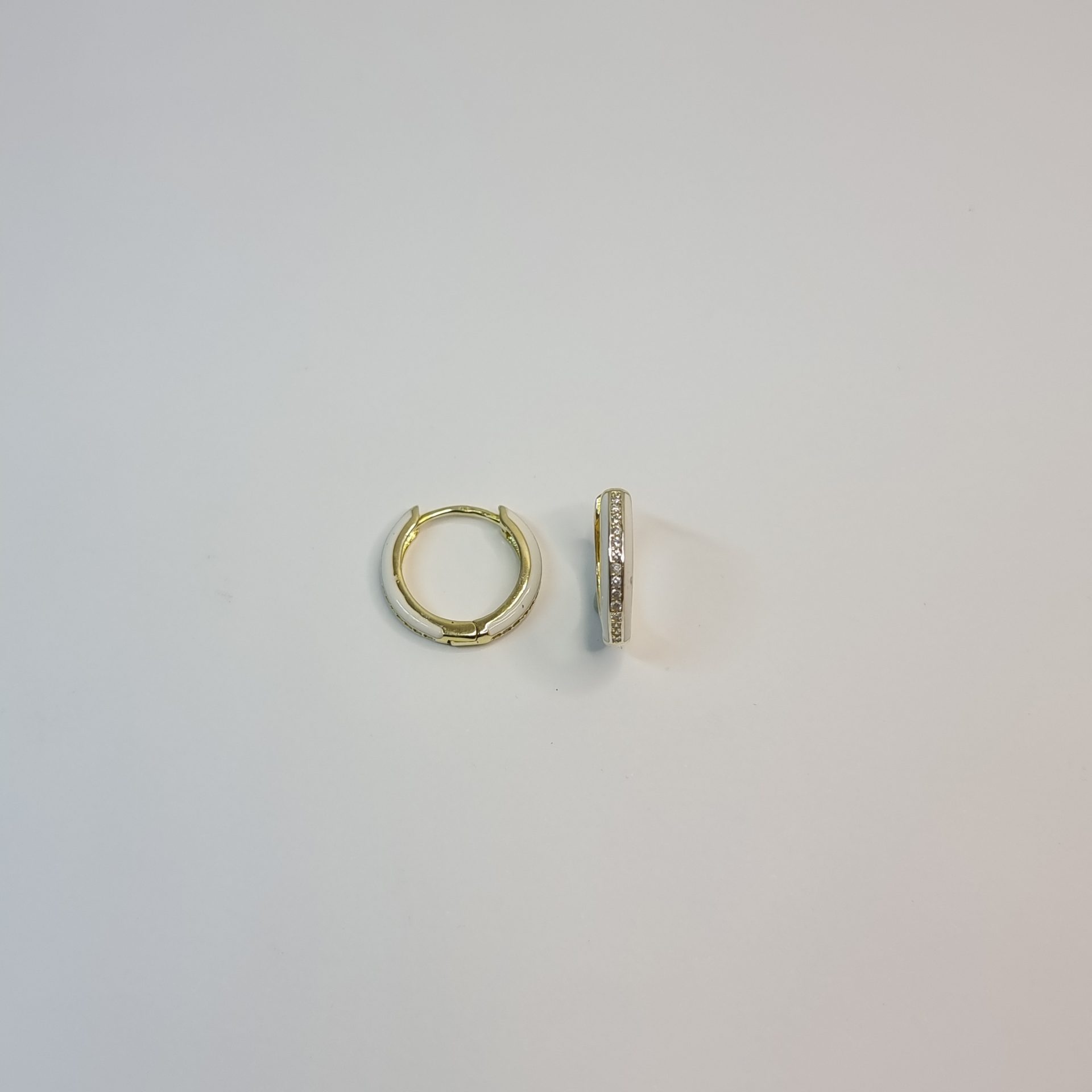 Brincos Prata Dourada com Esmalte Branco e Zircônias