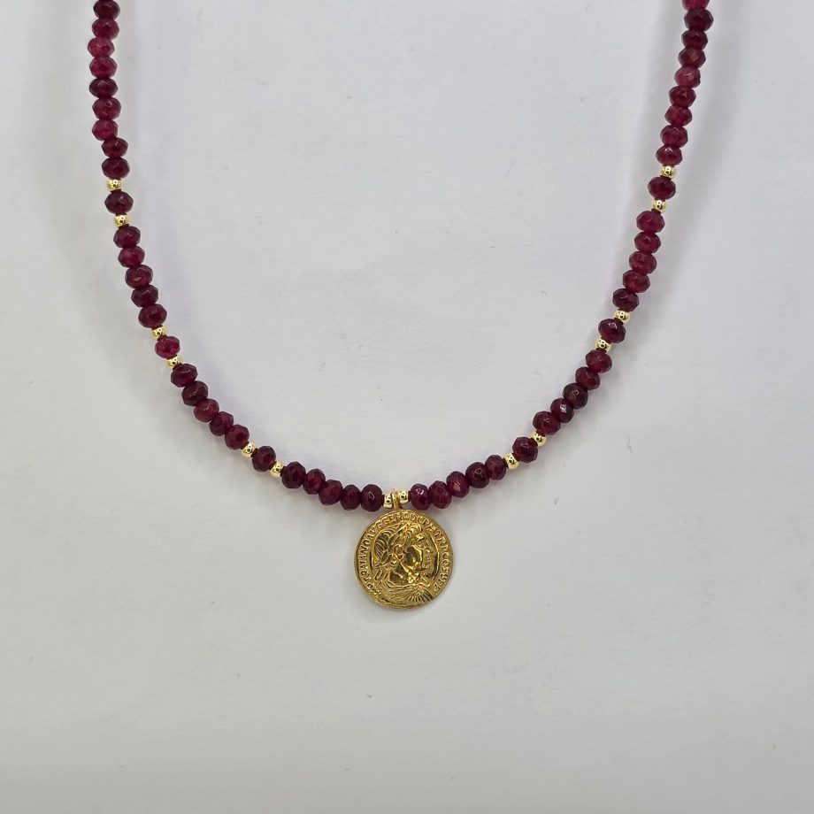 Colar Pedras Vermelhas com Medalha